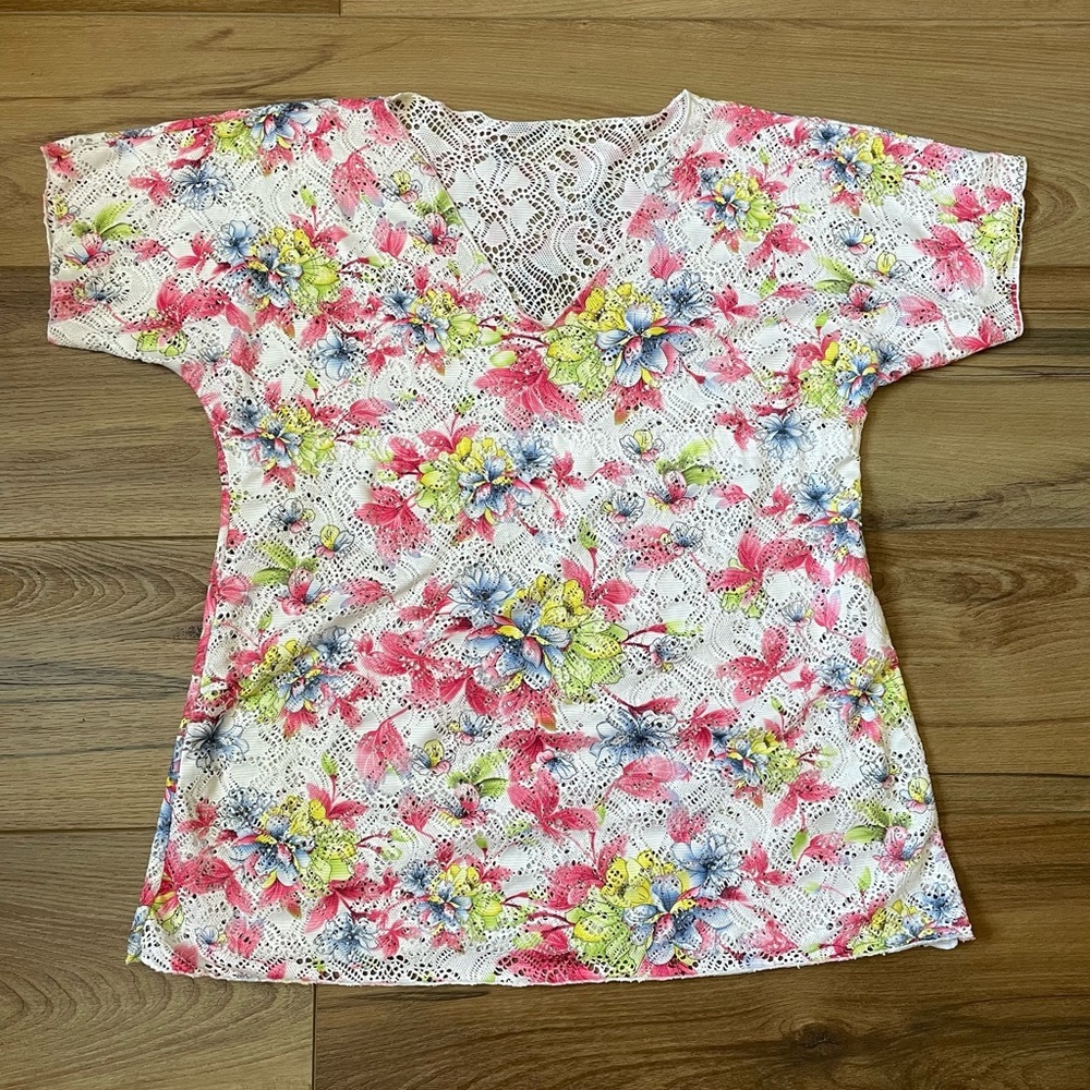 Pink white blue yellow floral eyelet short sleeve v neck Top size Large